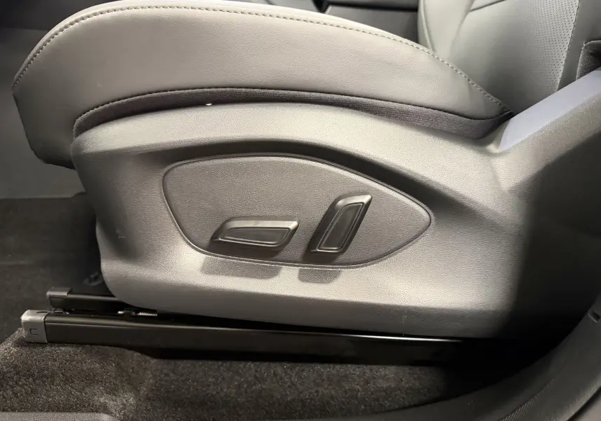 Gros plan sur les commandes électriques du siège conducteur en similicuir noir perforé du MG Motor ZS 2026.