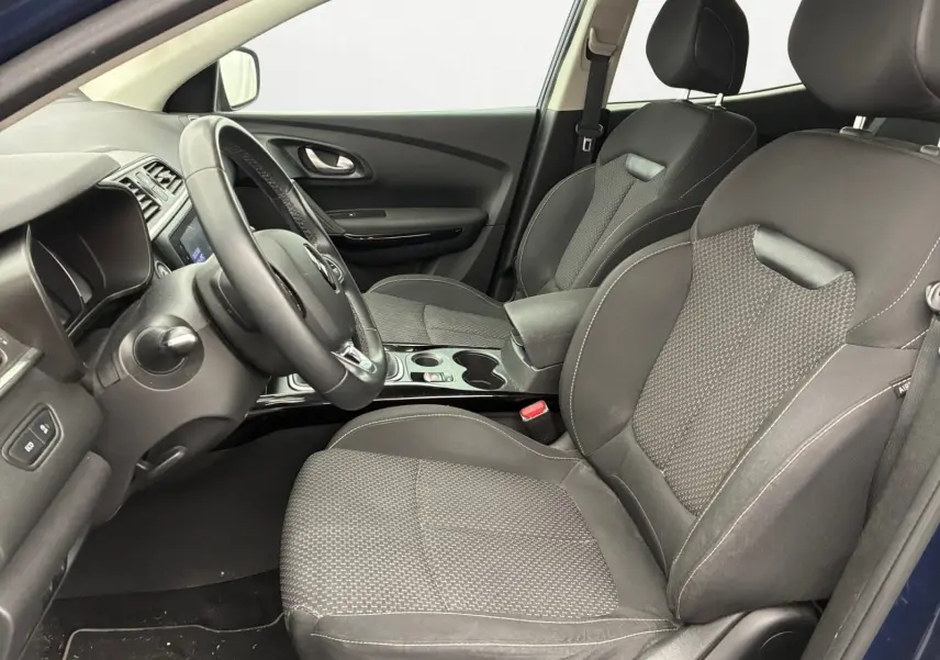 Vue intérieure côté conducteur du Renault Kadjar 1.5 Blue dCi 115 Business 2020 avec sièges tissu gris et volant multifonction.