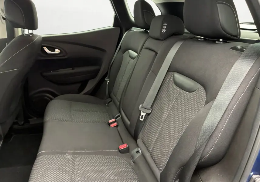 Vue intérieure côté droit des sièges arrière noirs avec ceinture de sécurité du Renault Kadjar bleu cosmos 2020.