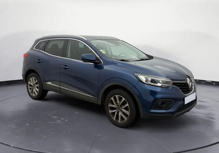 Renault Kadjar 1.5 Blue dCi 115 Business bleu cosmos en 3/4 avant droit, avec jantes alliage et toit panoramique.