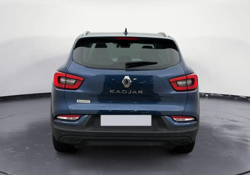 Vue arrière d'un Renault Kadjar bleu cosmos 2020 avec feux rouges et logo central chromé visible.