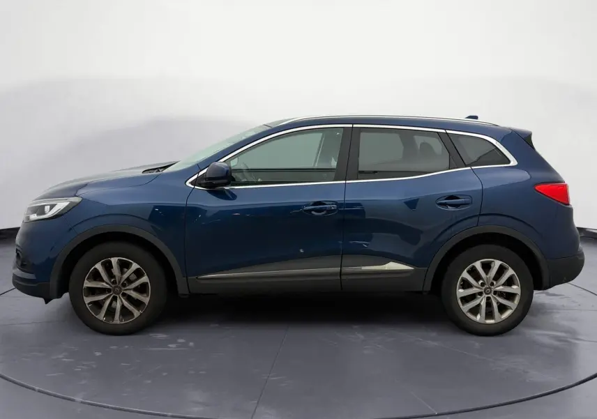 Vue de profil côté gauche d'un Renault Kadjar 1.5 Blue dCi 115 Business bleu cosmos avec jantes alliage 17 pouces.