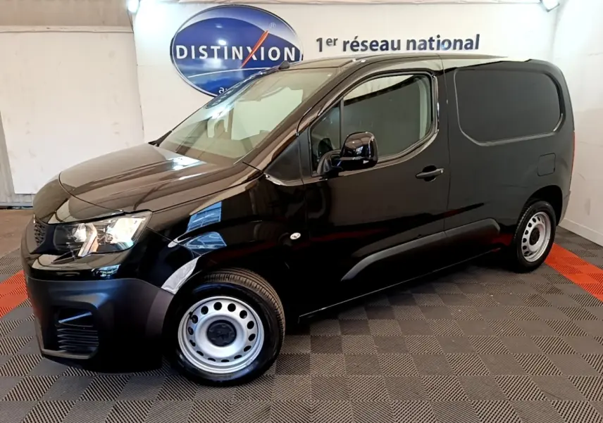 Vue de profil côté gauche d'un Peugeot Partner noir 2022 avec jantes acier et vitres arrière opaques dans un showroom.