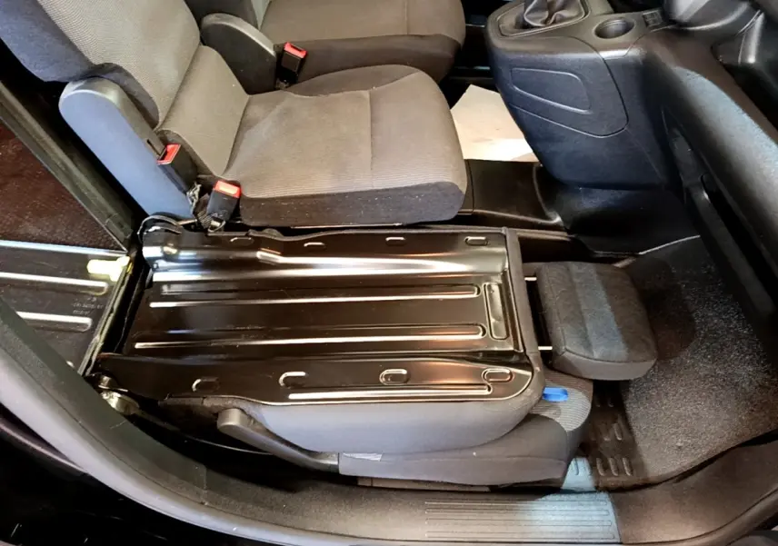 Vue intérieure côté droit du siège passager avant replié sur un Peugeot Partner noir 2022.