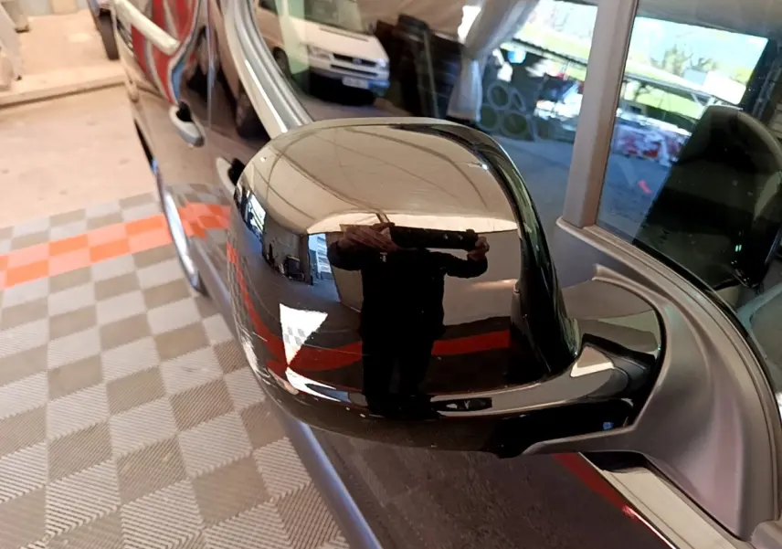 Rétroviseur extérieur noir côté conducteur d’un Peugeot Partner 2022, reflet de l’environnement intérieur visible.