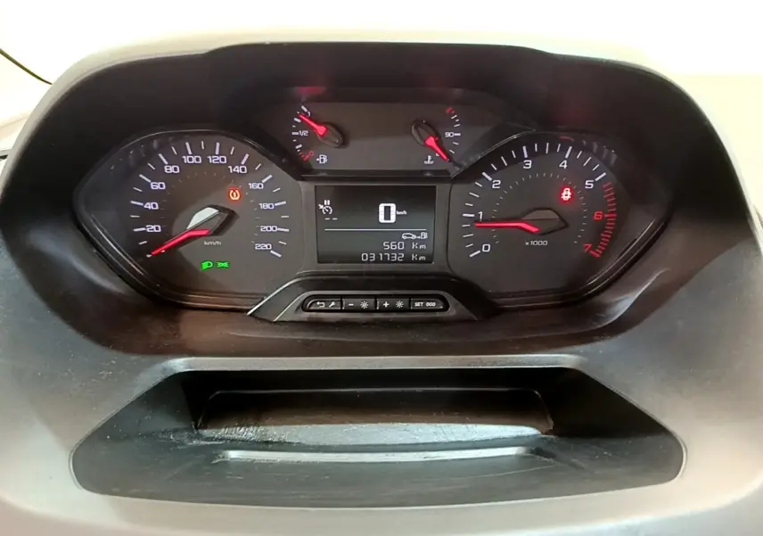 Vue rapprochée du tableau de bord du Peugeot Partner 2022, affichage numérique et compte-tours analogique.