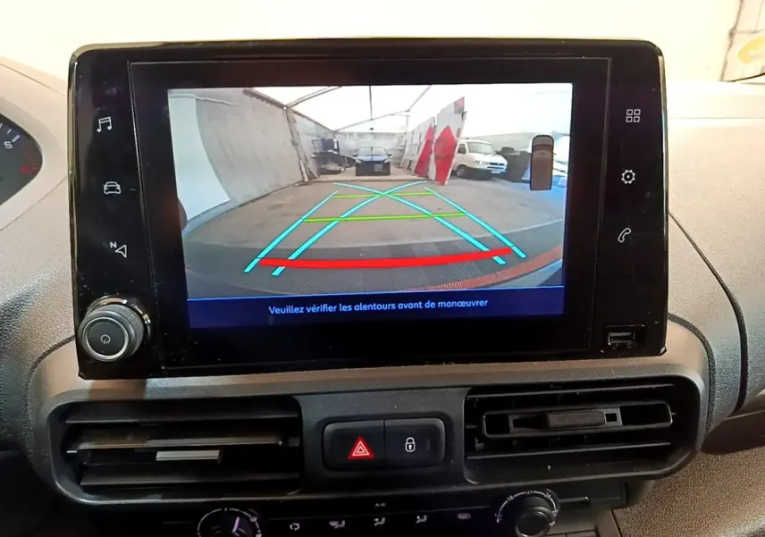 Écran tactile intérieur montrant la caméra de recul du Peugeot Partner noir, vue arrière avec lignes de guidage colorées.