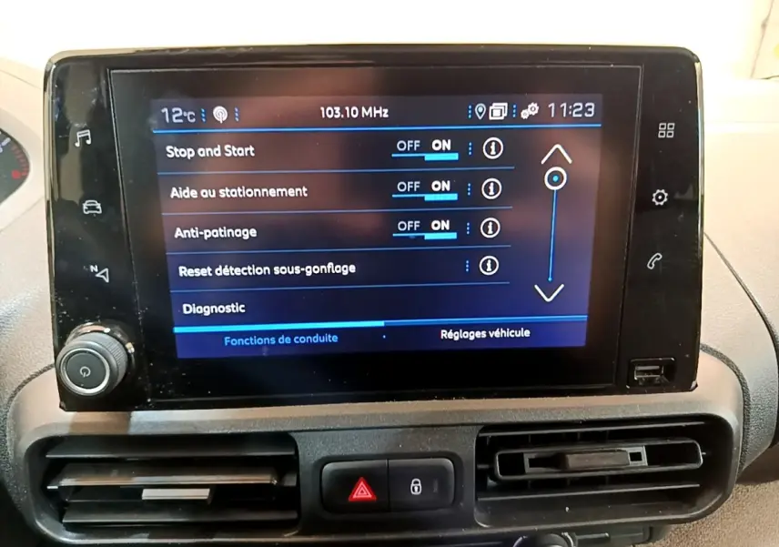 Écran tactile central du Peugeot Partner 2022 affichant les réglages d’aide à la conduite, vue frontale intérieure.