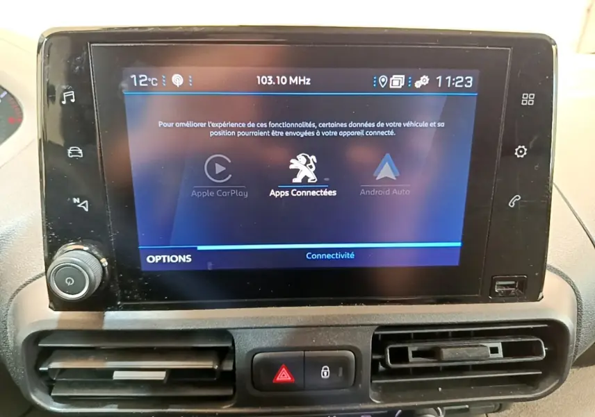 Écran tactile central du tableau de bord du Peugeot Partner 2022, affichant les options Apple CarPlay et Android Auto.