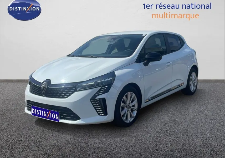 Renault Clio blanc vue 3/4 avant droit, avec calandre moderne et phares LED distinctifs.