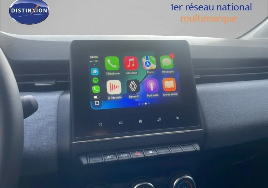 Vue intérieure centrée sur l’écran tactile multifonction d’une Renault Clio 2025 avec tableau de bord gris et commandes en bas.