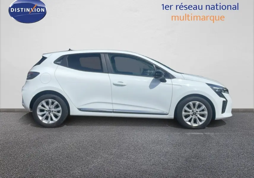 Profil droit d'une Renault Clio blanche 2025 avec jantes alliage et vitres teintées, sur fond neutre.