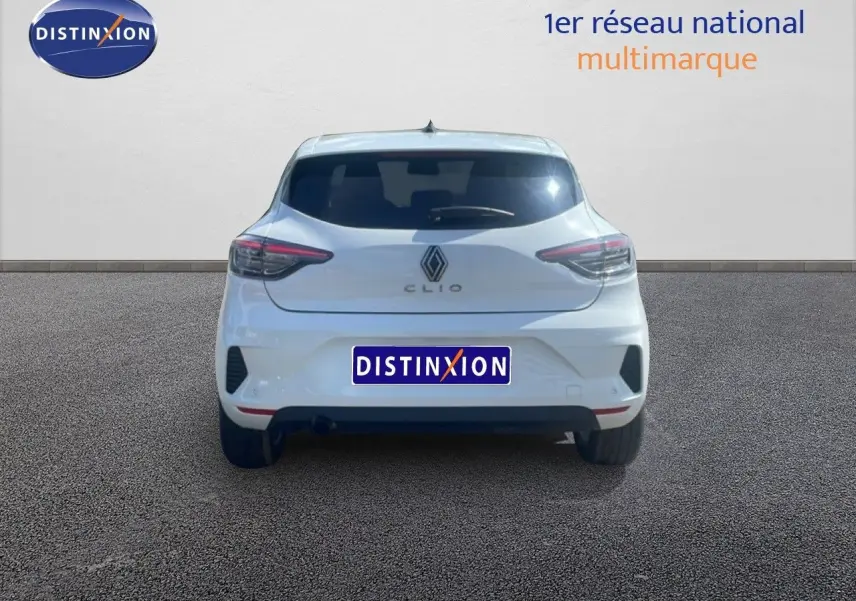 Vue arrière d'une Renault Clio blanche 2025 avec feux arrière LED et logo Renault bien visibles.