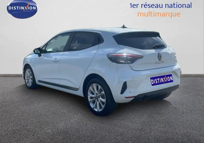 Vue 3/4 arrière droite d'une Renault Clio blanche 2025 avec feux arrière LED et jantes alliage 16 pouces.