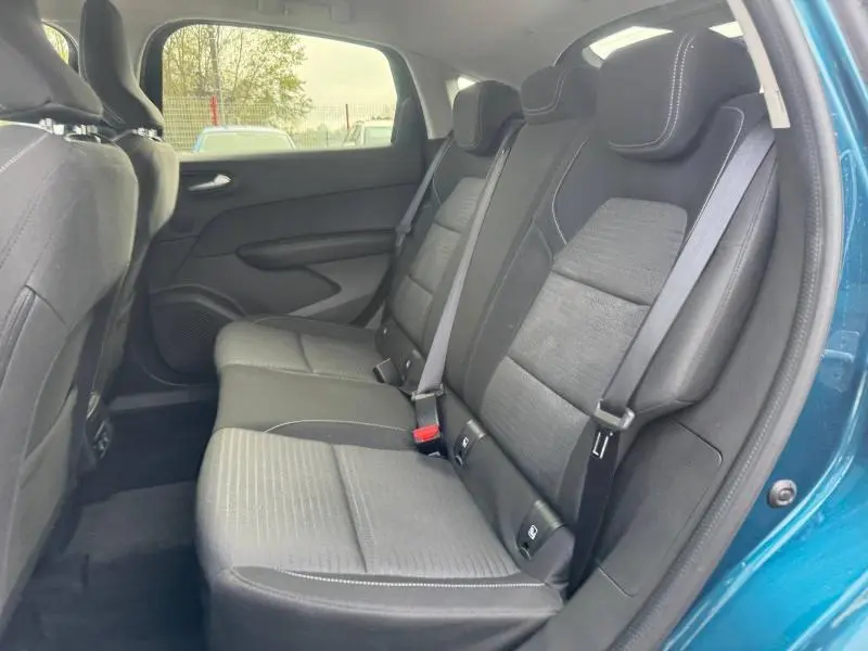 Vue intérieure côté droit des sièges arrière noirs du Renault Arkana Bleu Zanzibar 2025 avec ceinture de sécurité attachée.