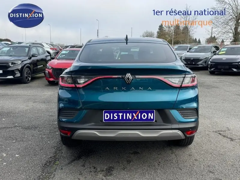 Vue arrière d'une Renault Arkana 2025 bleu Zanzibar avec feux reliés par un bandeau lumineux rouge.