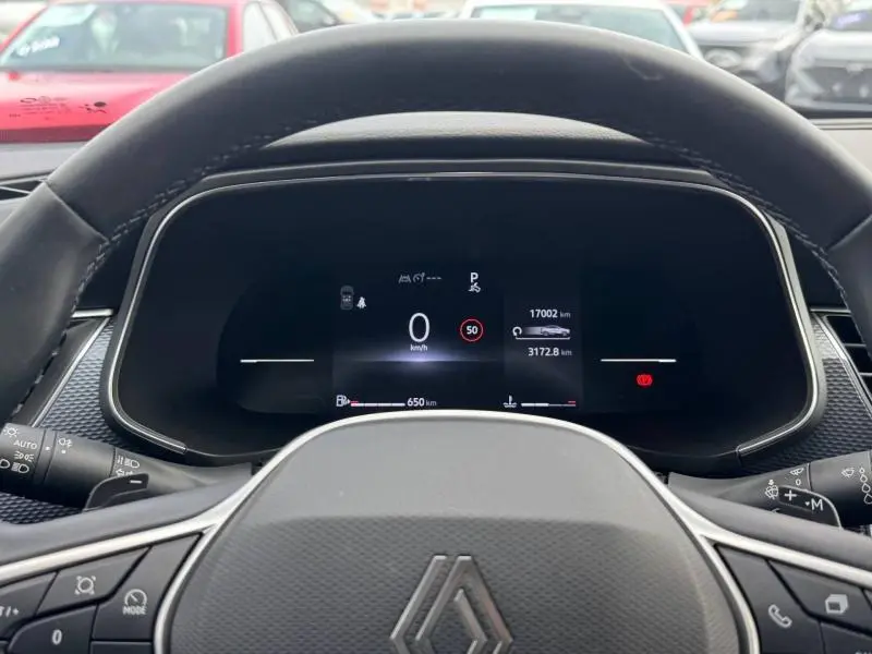 Vue intérieure du tableau de bord numérique du Renault Arkana 2025, affichage digital clair et volant avec logo Renault.