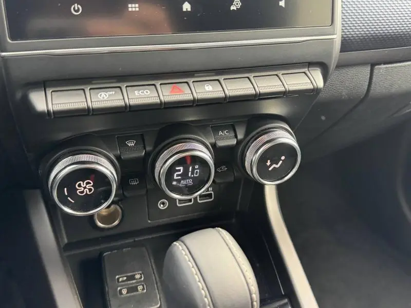 Détail de la console centrale du Renault Arkana 2025, avec commandes climatisation circulaires et boutons fonctionnels.