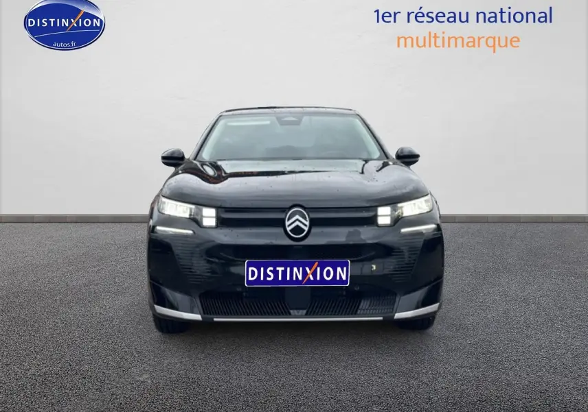 Vue frontale d'un Citroën C5 Aircross noir 2026 avec phares LED et calandre épurée sur fond neutre.