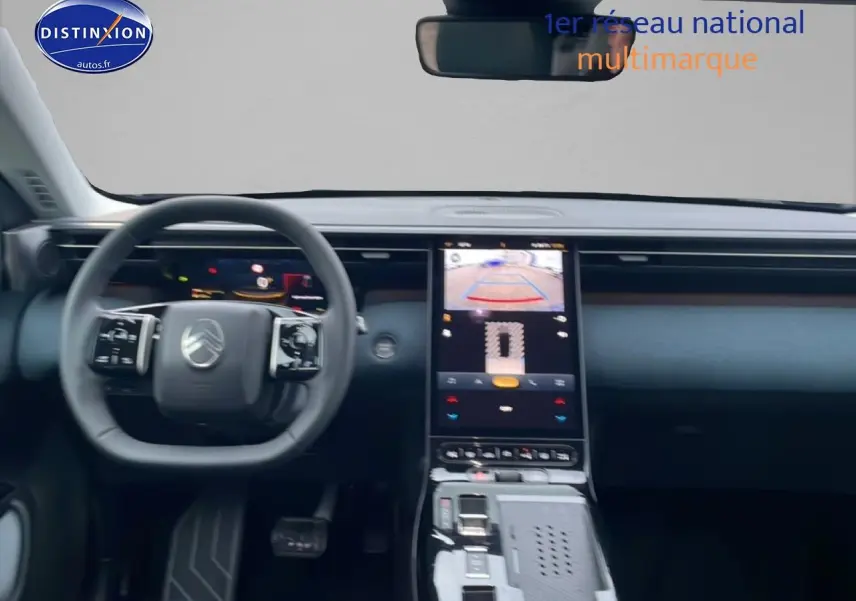 Vue intérieure avant du Citroën C5 Aircross noir 2026, avec tableau de bord moderne et écran tactile central allumé.