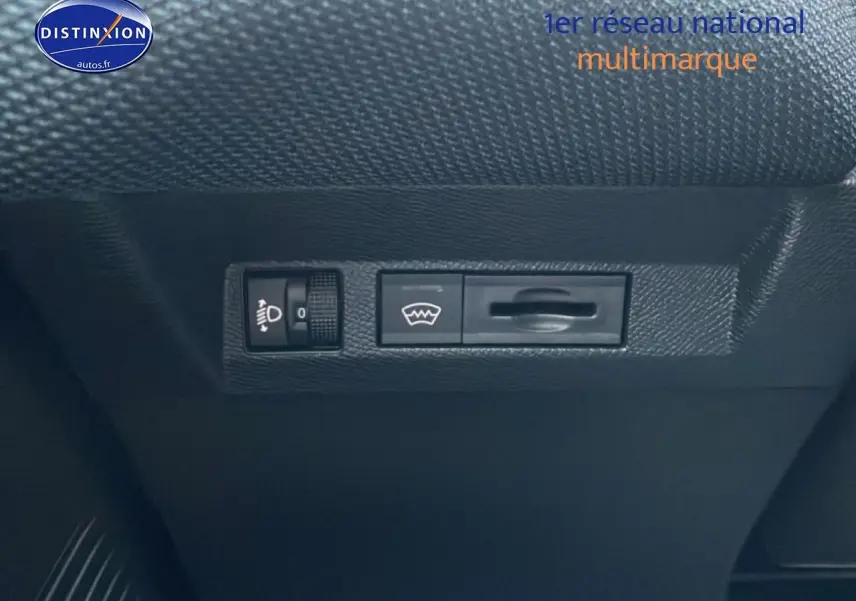 Gros plan sur les commandes de réglage des phares et de la lunette arrière chauffante dans une Citroën C5 Aircross noire.