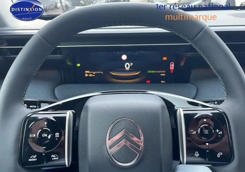 Vue rapprochée du volant noir multifonction avec logo Citroën et tableau de bord numérique du C5 Aircross hybride 2026.