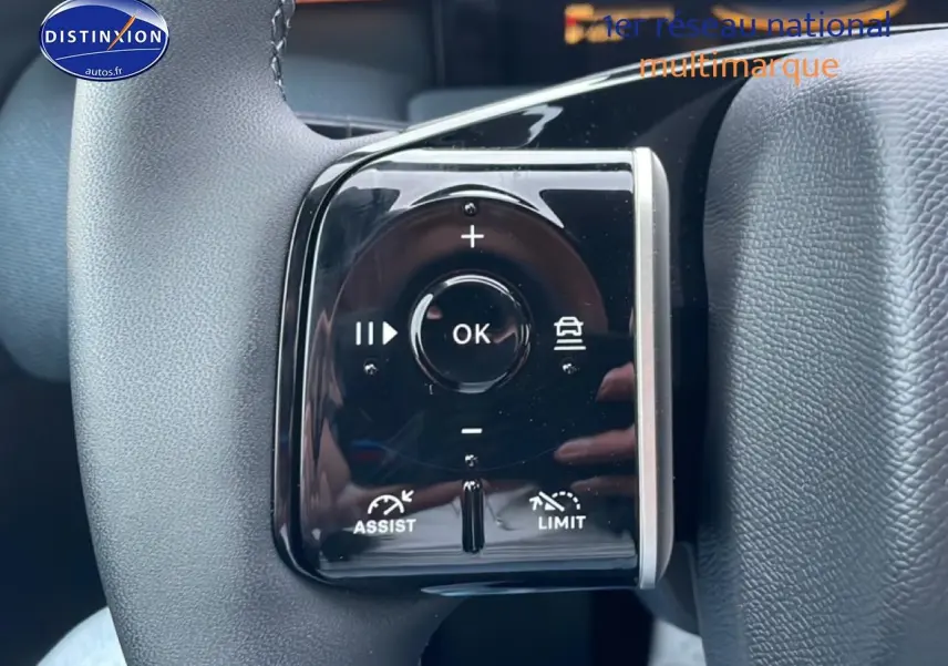 Gros plan sur les commandes multifonctions noires du volant du Citroën C5 Aircross hybride 2026.