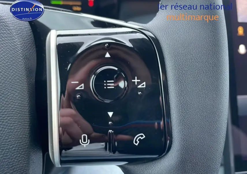 Gros plan sur les commandes tactiles noires du volant côté gauche du Citroën C5 Aircross noir hybride 2026.
