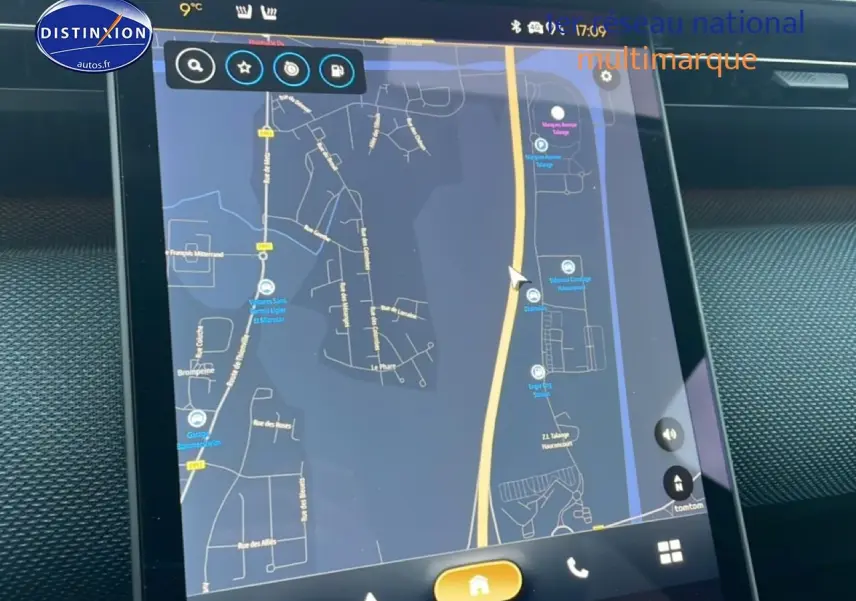 Écran tactile de navigation 3D du Citroën C5 Aircross hybride noir, vue rapprochée de la console centrale.