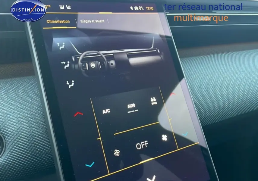 Écran tactile central en gros plan dans l’habitacle du Citroën C5 Aircross noir, affichant les réglages de climatisation.