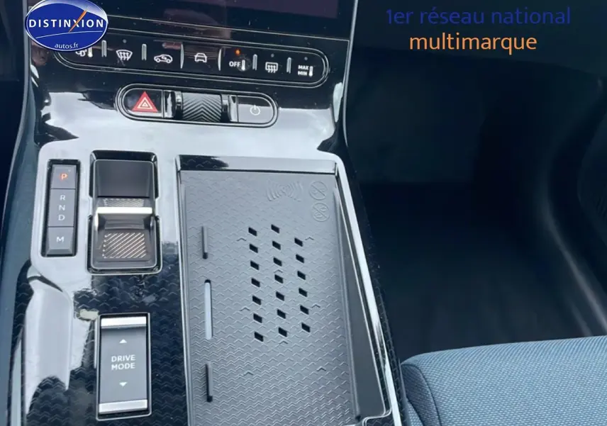 Vue rapprochée de la console centrale noire du Citroën C5 Aircross hybride avec commandes de boîte auto et chargeur sans fil.