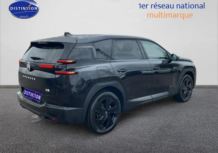 Vue 3/4 arrière droite du Citroën C5 Aircross noir avec feux arrière LED et jantes alliage noires diamantées.