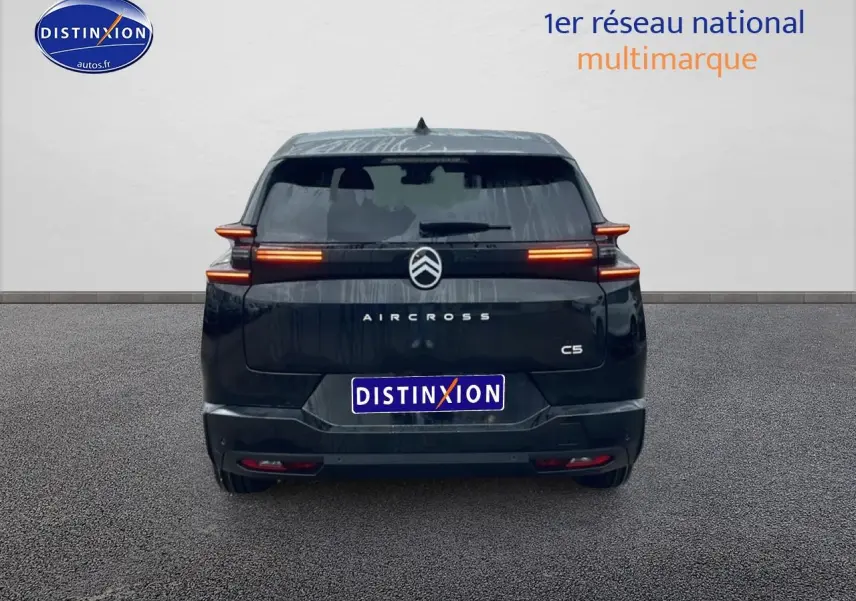 Vue arrière d’un Citroën C5 Aircross noir 2026 avec feux arrière LED allumés sur fond neutre.