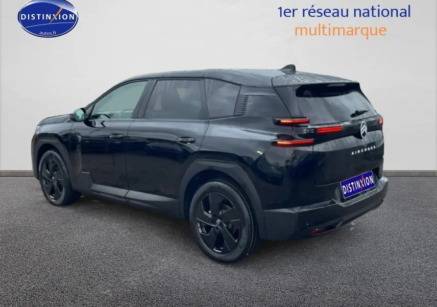 Vue 3/4 arrière gauche d’un Citroën C5 Aircross noir 2026 avec feux arrière LED et jantes alliage noires.