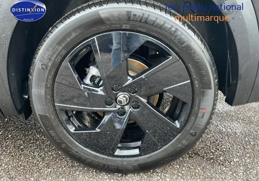 Gros plan sur la jante alliage noire diamantée 19 pouces du côté droit du Citroën C5 Aircross noir 2026.