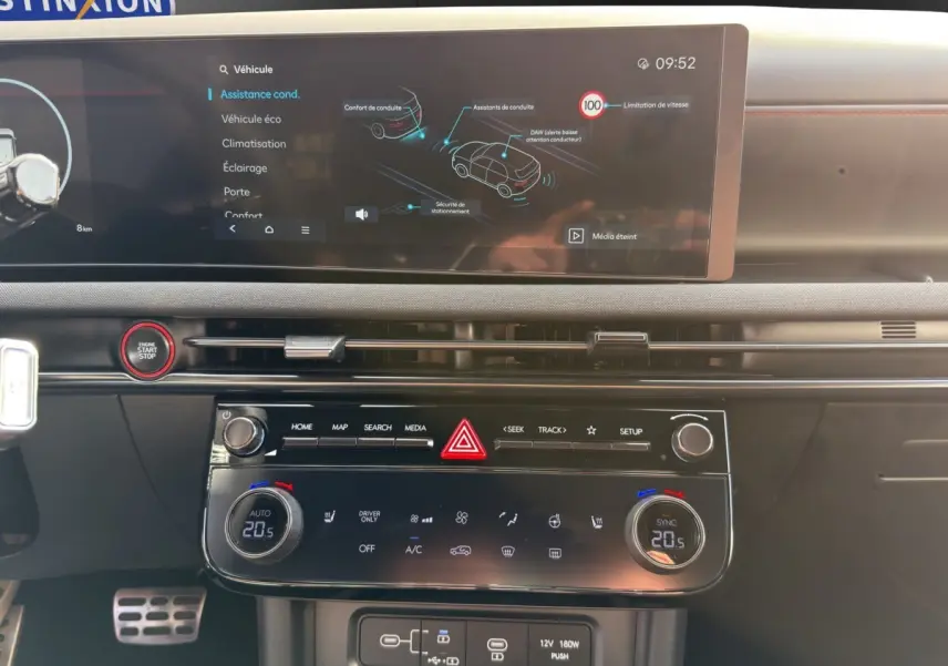 Tableau de bord du Hyundai Tucson 1.6 Hybrid N Line 2026, vue frontale sur l'écran tactile et commandes climatisation.
