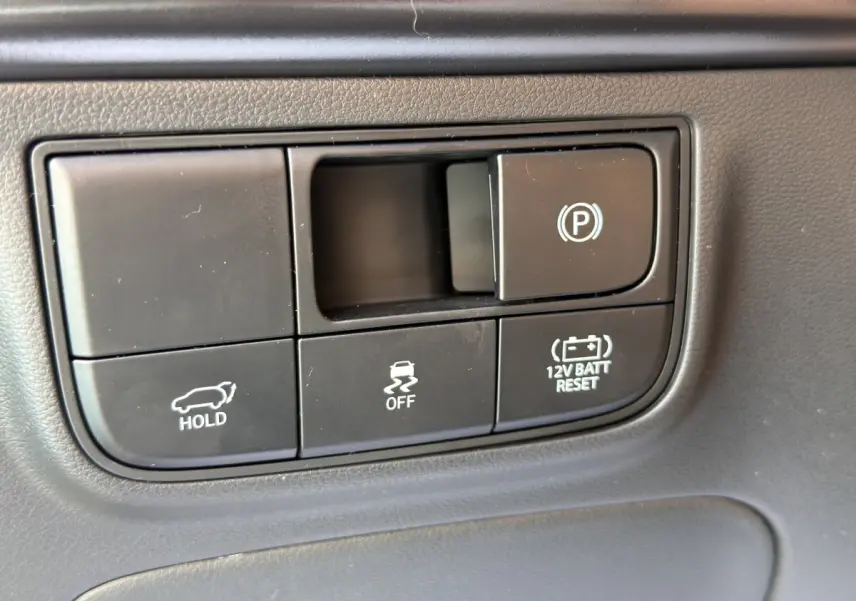 Gros plan sur les boutons de commande noirs du tableau de bord du Hyundai Tucson gris clair, version 2026.