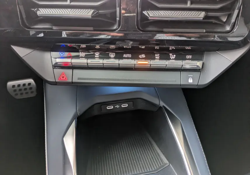 Gros plan sur la console centrale noire de l'Alpine A290 220CH GTS avec commandes climatisation et ports USB visibles.