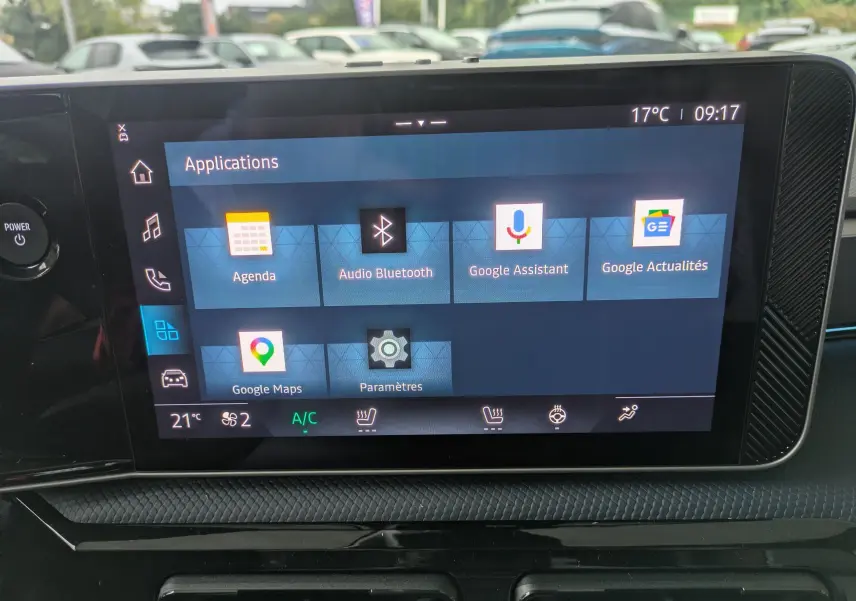 Écran tactile central de l'Alpine A290 220CH GTS 2026 montrant les applications connectées avec interface moderne.