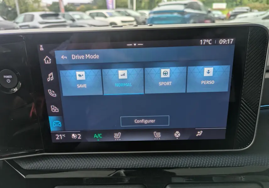 Écran tactile intérieur de l'Alpine A290 220CH GTS montrant les modes de conduite avec interface moderne.