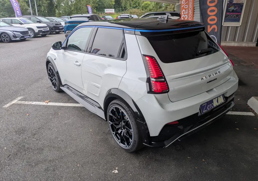 Vue 3/4 arrière droite de l'Alpine A290 220CH GTS blanche avec toit noir et jantes alliage noires 19'' Snowflake.