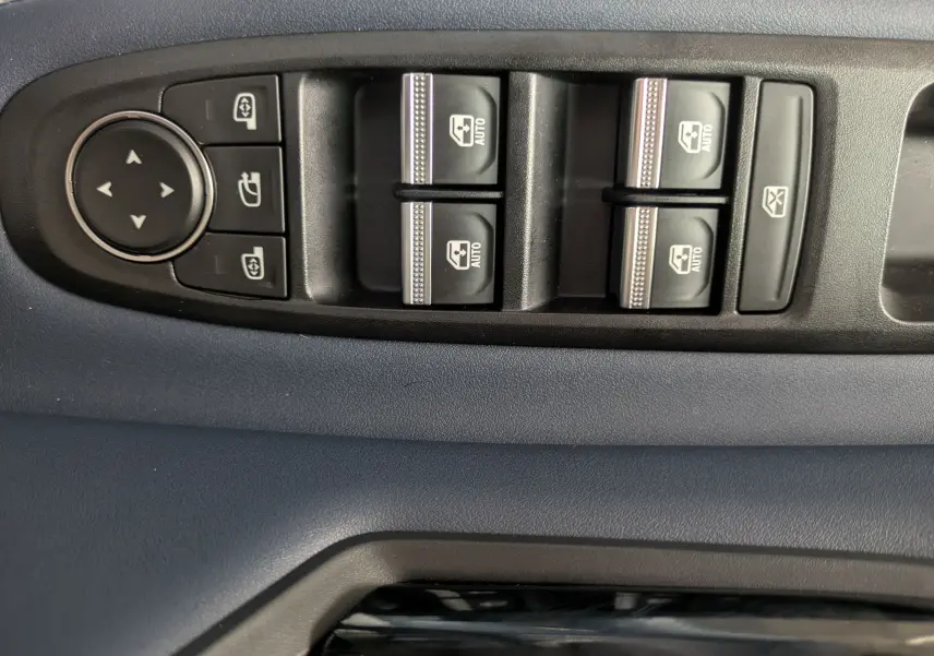 Panneau de commandes des vitres électriques et rétroviseurs sur porte côté conducteur d'Alpine A290 blanc toit noir.