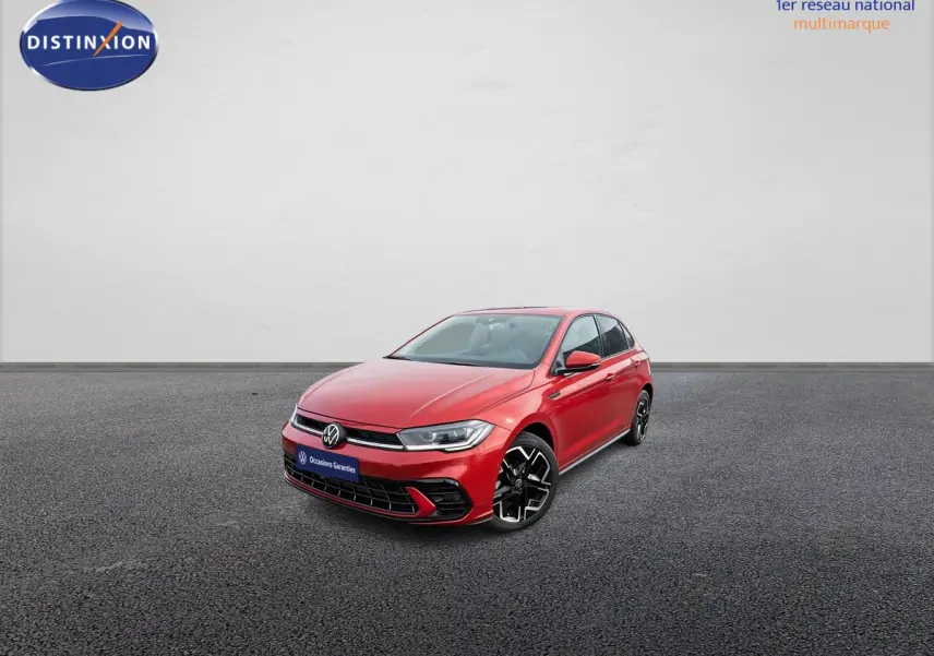 Volkswagen Polo rouge vue 3/4 avant droit, avec jantes alliage noires et calandre moderne sur fond neutre.