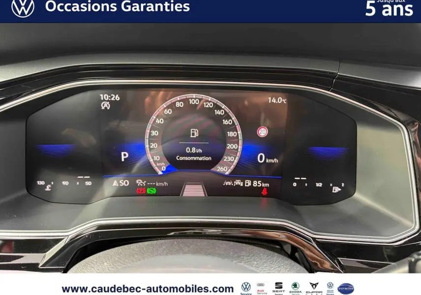 Combiné d'instruments digital de Volkswagen Polo 2025 affichant vitesse, consommation et alertes, vue de face rapprochée.