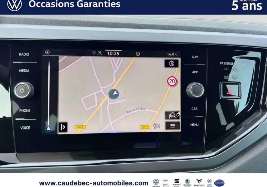 Écran tactile de navigation du Volkswagen Polo 2025 affichant une carte routière en intérieur véhicule.