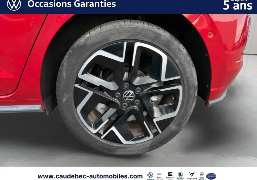 Gros plan sur la jante alliage 17 pouces noire et argentée de la Volkswagen Polo rouge, vue côté arrière droit.