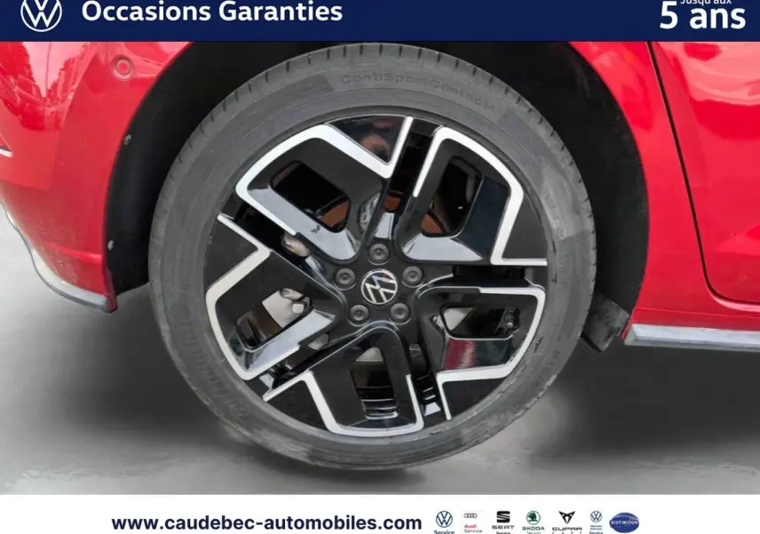 Gros plan sur la jante alliage 17 pouces noire et argentée du côté gauche d'une Volkswagen Polo rouge 2025.
