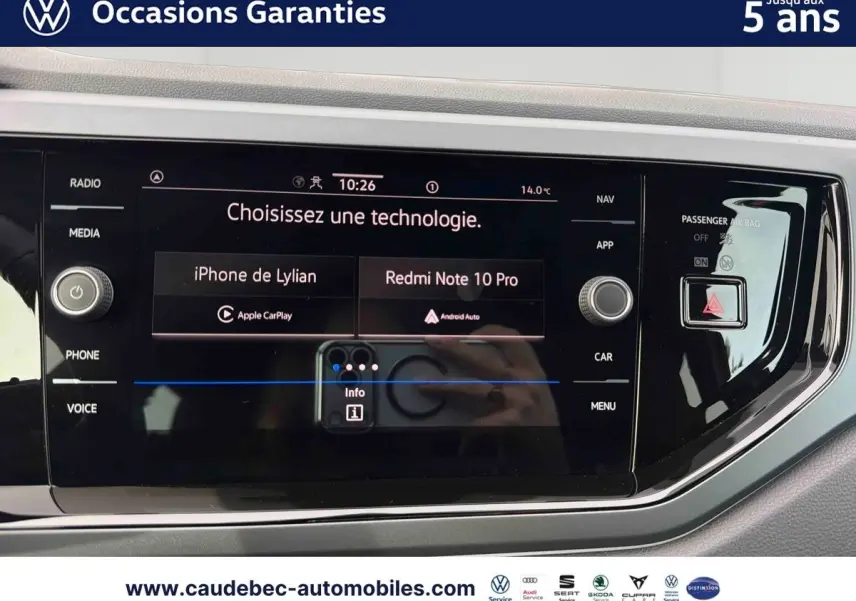 Vue rapprochée de l’écran tactile central du Volkswagen Polo rouge 2025 affichant les options Apple CarPlay et Android Auto.