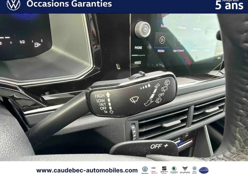 Gros plan sur la commande d’essuie-glace côté gauche du tableau de bord d’une Volkswagen Polo rouge 2025.