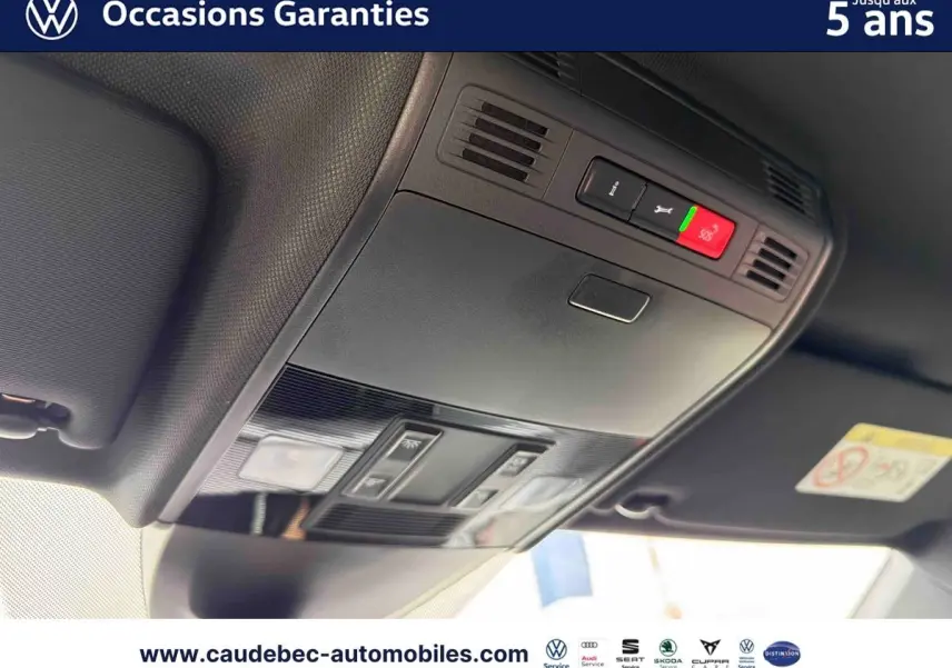Vue rapprochée du plafonnier intérieur avec commandes d’éclairage et bouton SOS de la Volkswagen Polo rouge 2025.